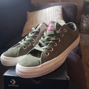 Converse nwt womens sz 8 mens sz 6